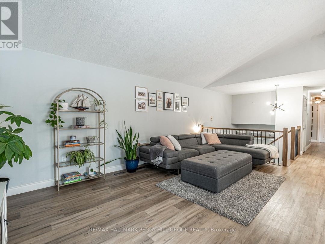 285 WARMINSTER SIDEROAD, 