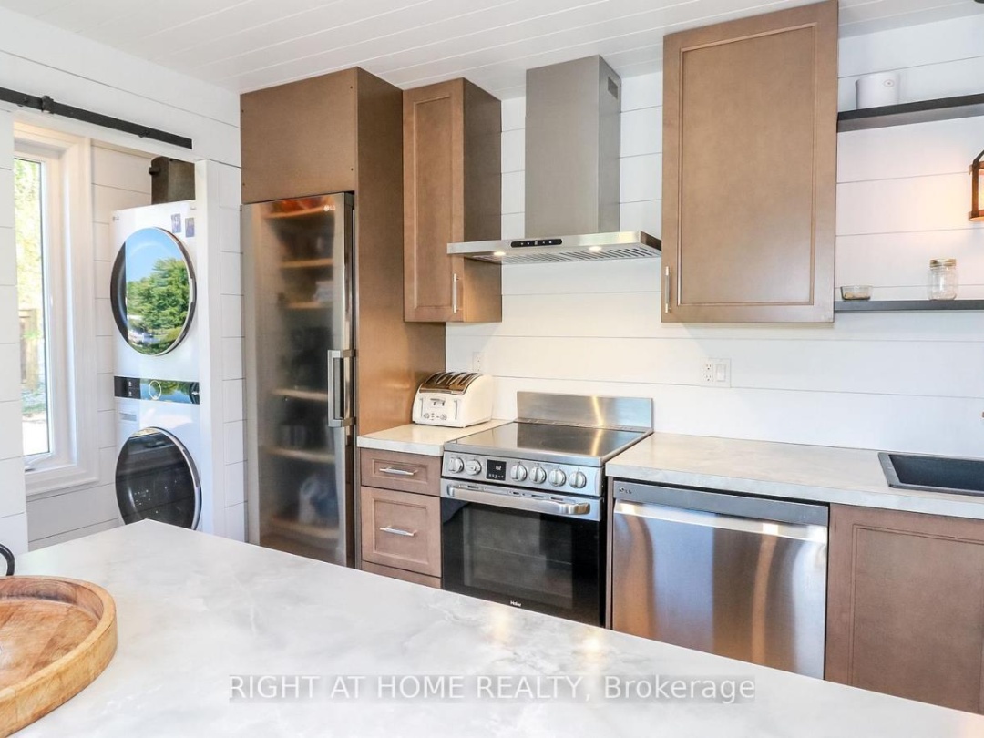 8150 Laidlaw Avenue, Severn Lake