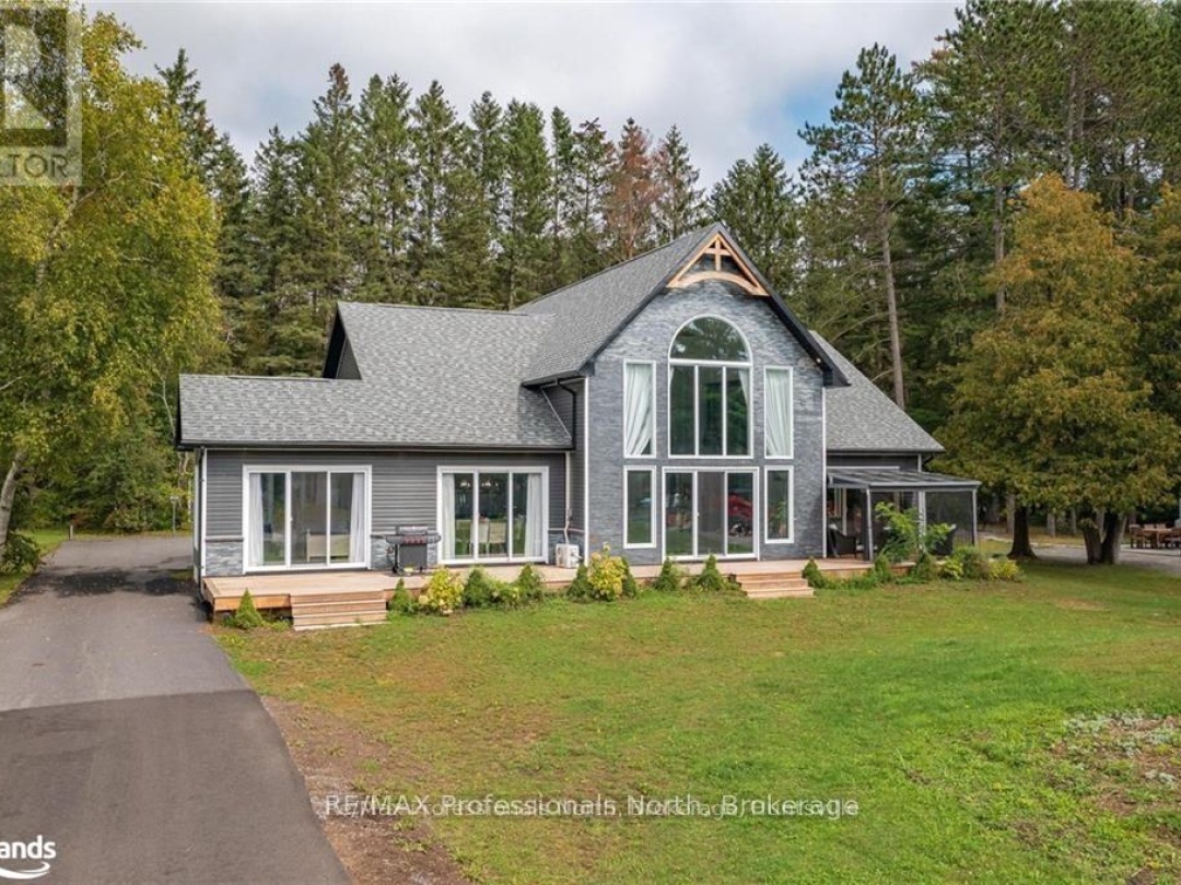 379 Santas Village Road W, Lake Muskoka