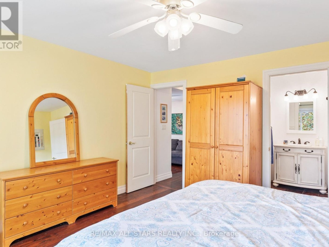 1142 ENGLISH CIRCLE, 