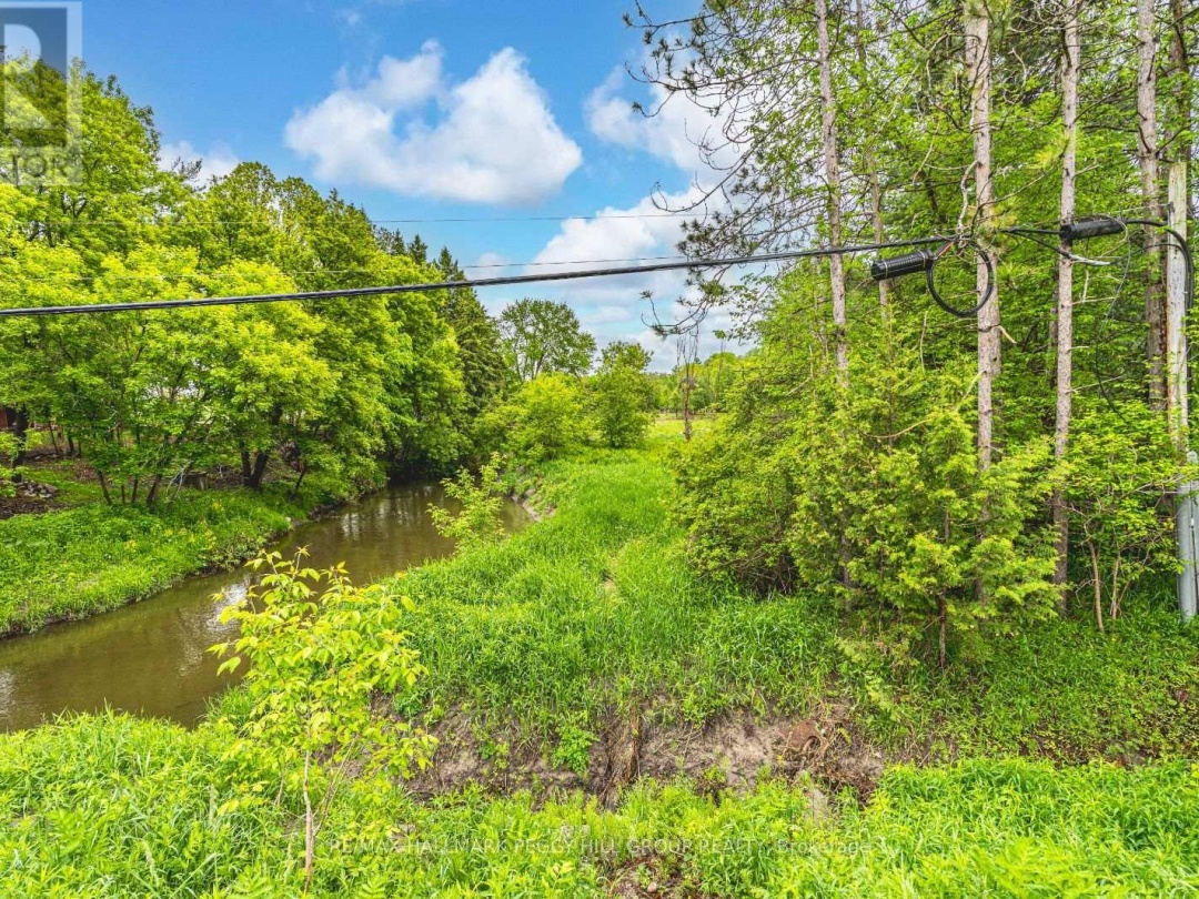 699 MOONSTONE ROAD E, 