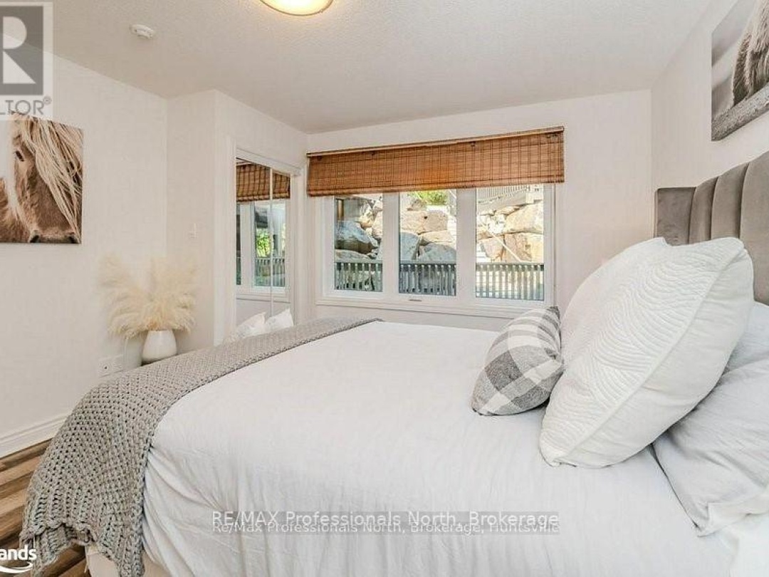 105 33 Deerhurst Greens Drive, Peninsula Lake