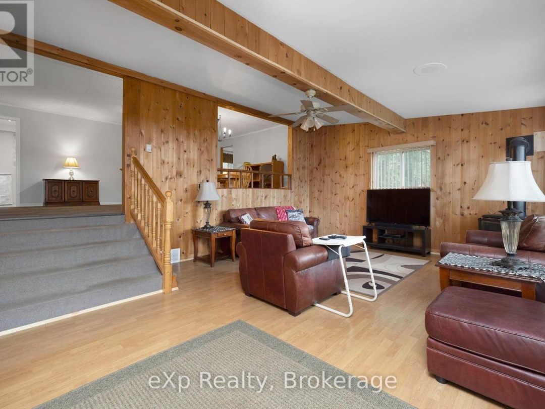 36 Roberts Lake Road E, Roberts Lake