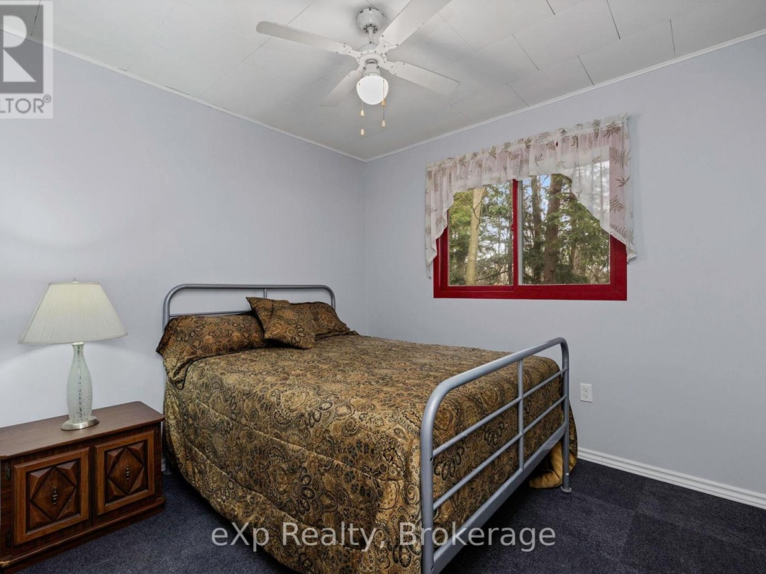 36 Roberts Lake Road E, Roberts Lake