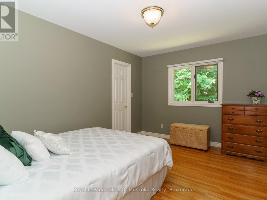 1020 AMELIA CRESCENT, 