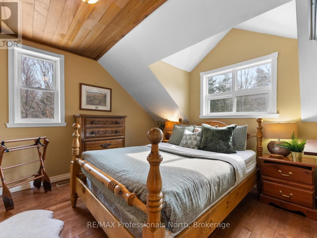 1307 Watts Road W, Kennisis Lake