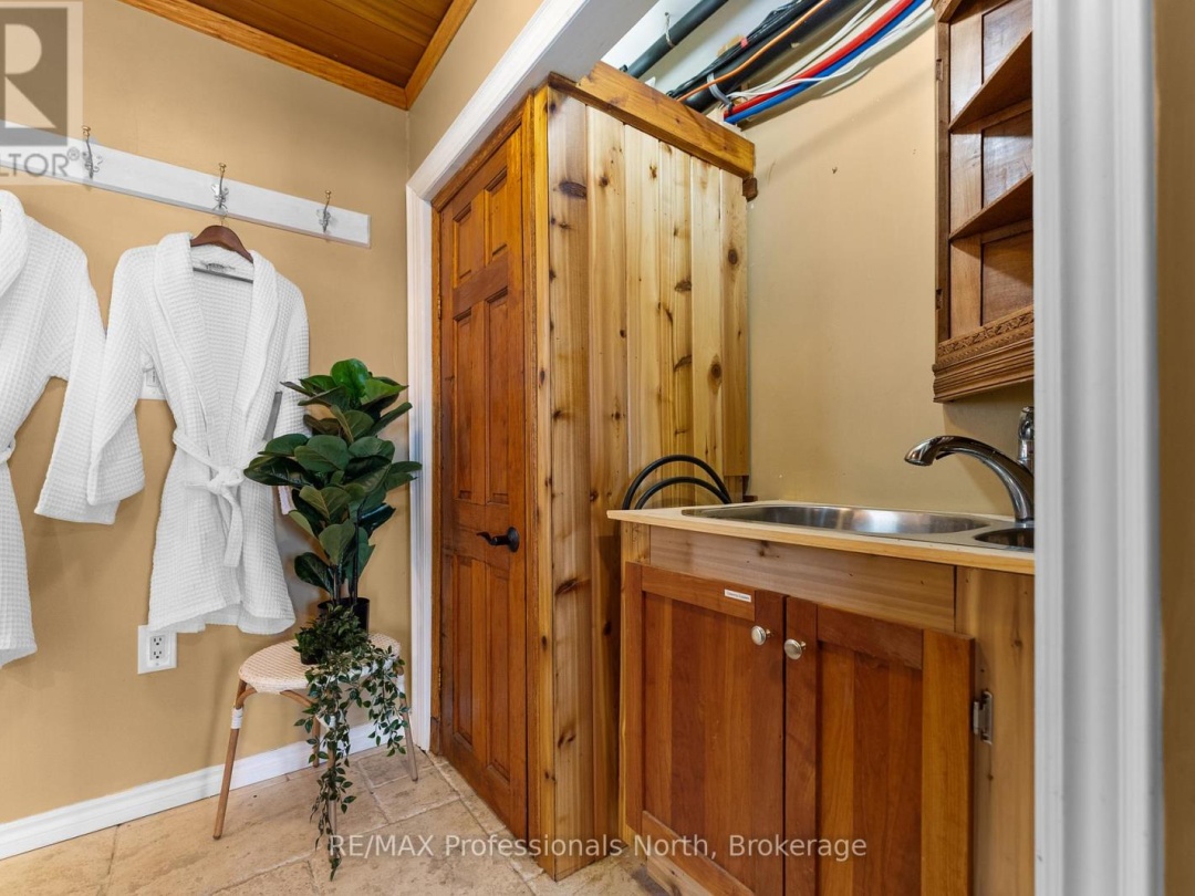 1307 Watts Road W, Kennisis Lake