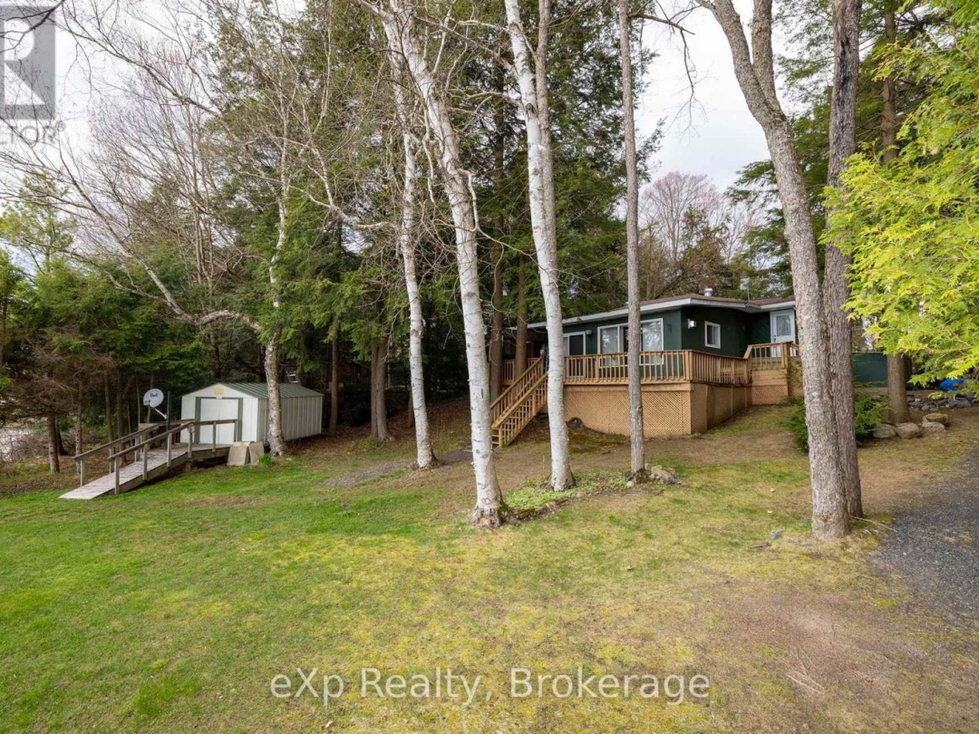 36 Roberts Lake Road E, Roberts Lake