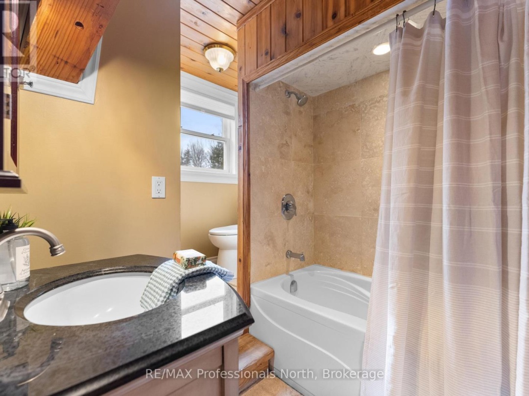 1307 Watts Road W, Kennisis Lake