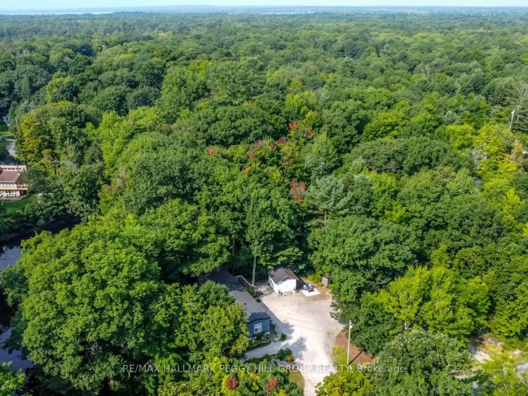 7498 Island Crescent, Black Lake