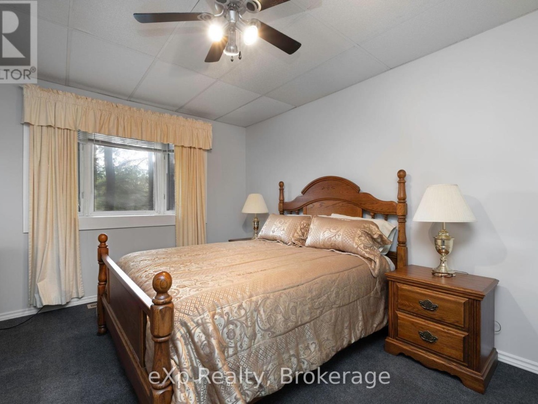 36 Roberts Lake Road E, Roberts Lake