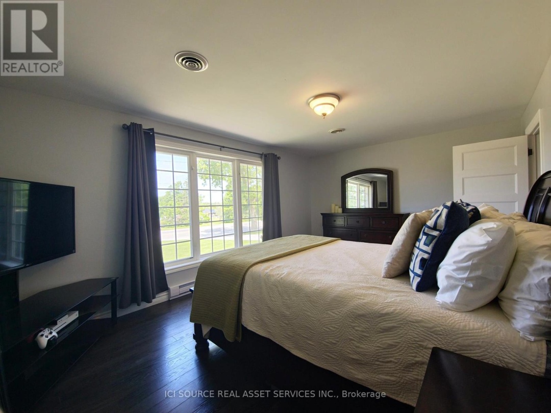 653 SIMCOE STREET, 