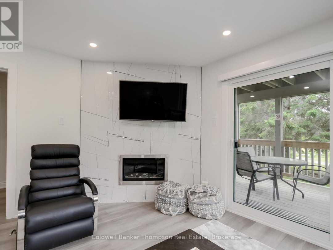 105 32 Deerhurst Greens Drive, Peninsula Lake