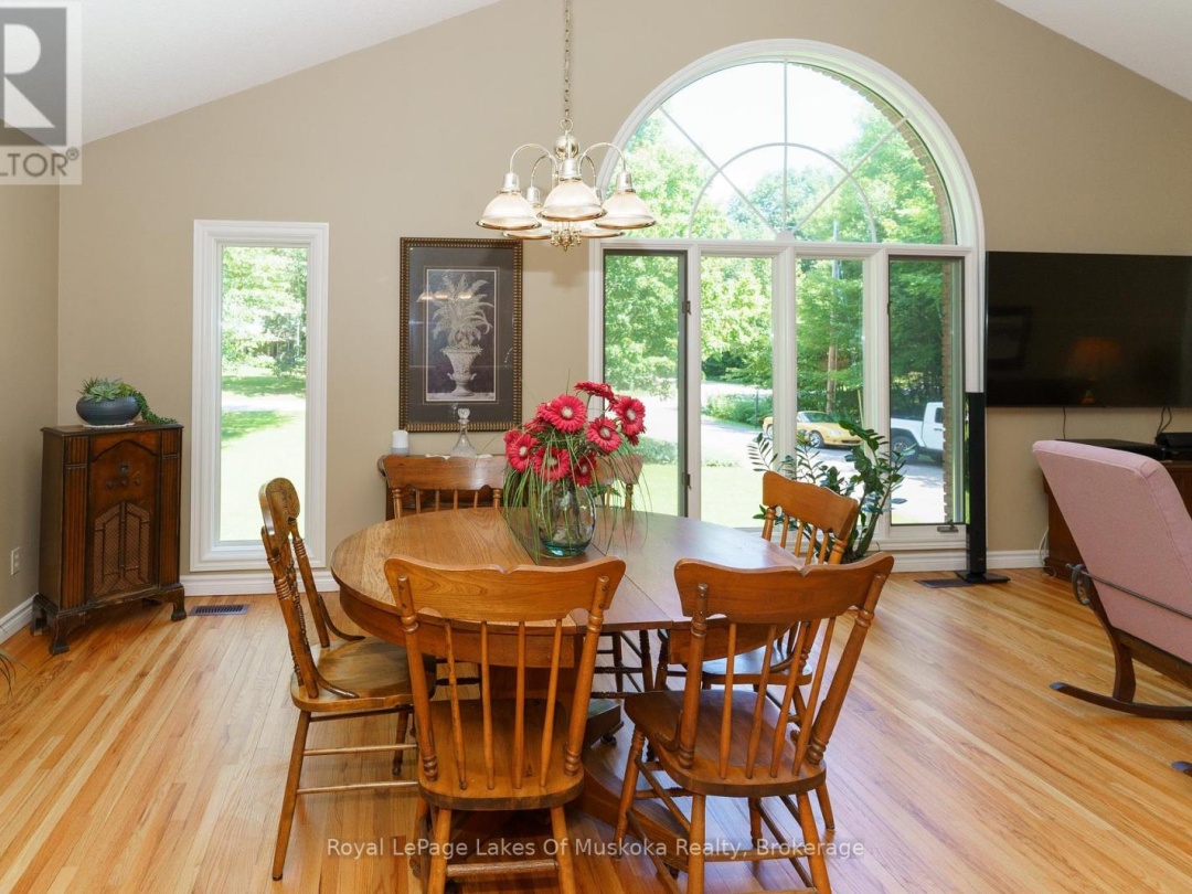 1020 AMELIA CRESCENT, 