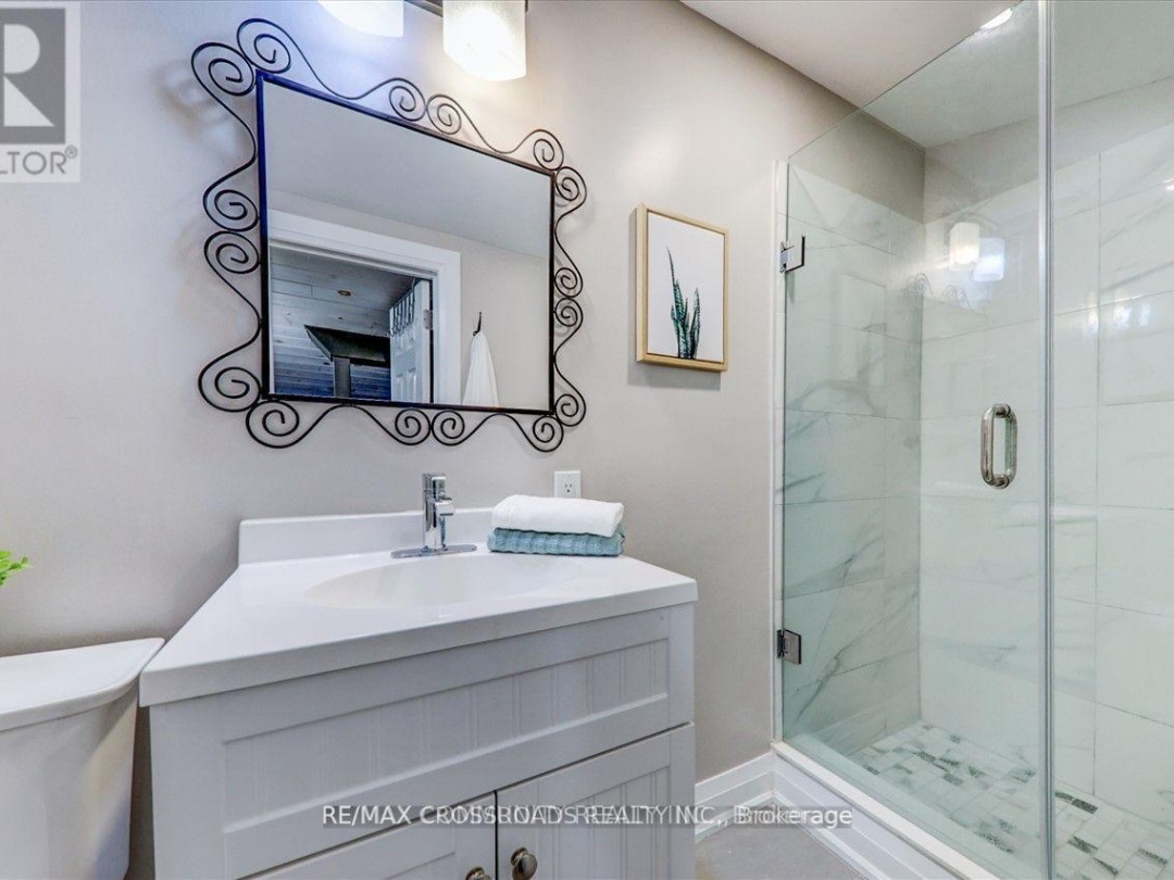 5794 Victoria Park Road, 