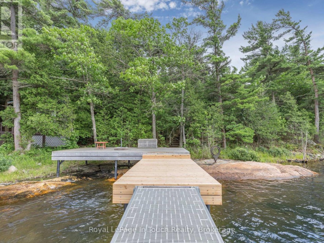 B207 10 Wahsoune Island, Georgian Bay