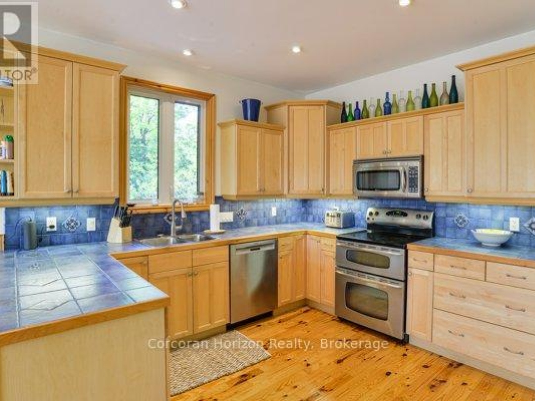 1320 Island 360 Road, Six Mile Lake