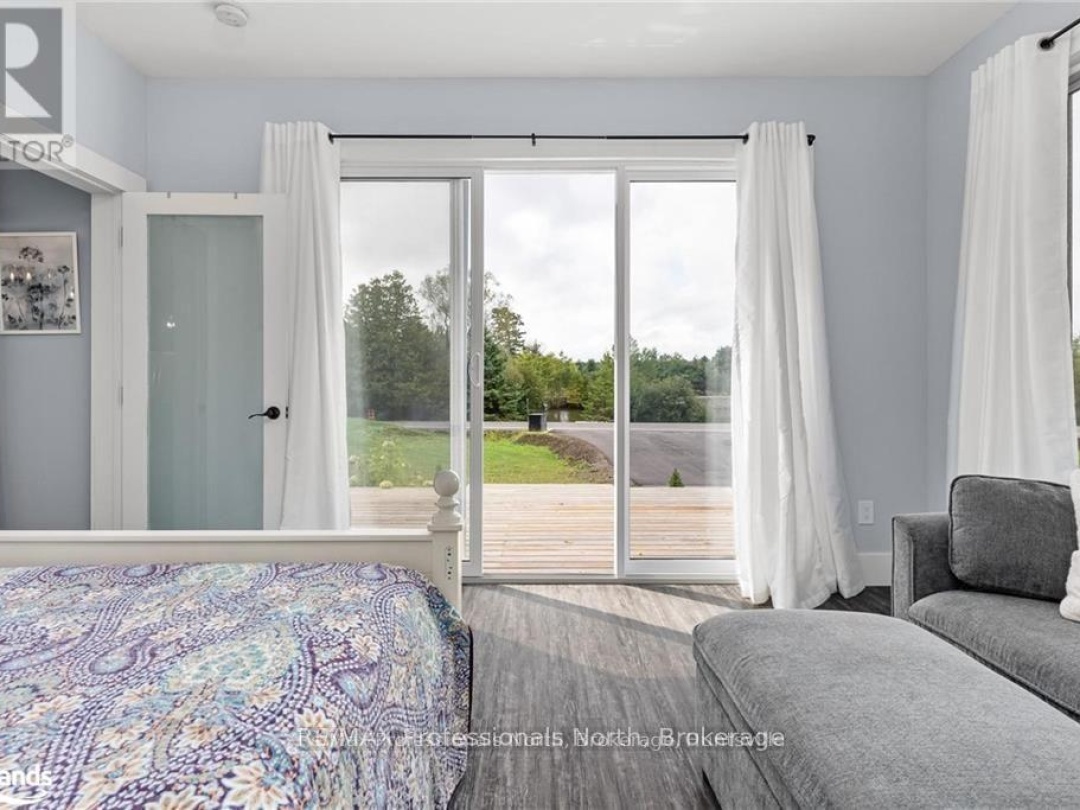 379 Santas Village Road W, Lake Muskoka
