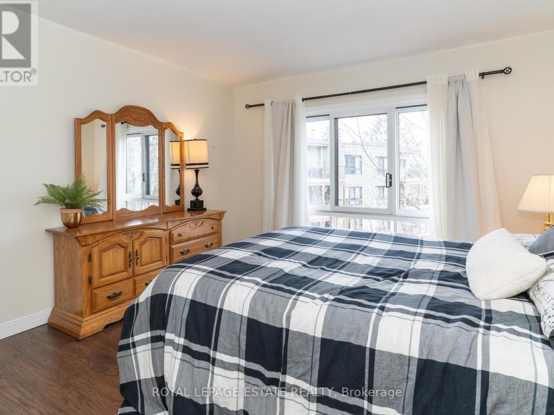 201 27 Deerhurst Drive, Peninsula Lake
