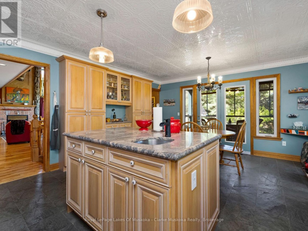 733 Whites Falls Road, Six Mile Lake