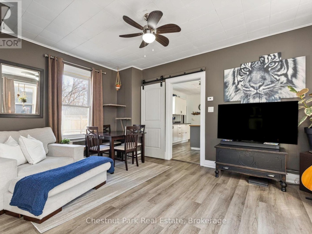 5 SPADINA AVENUE, 