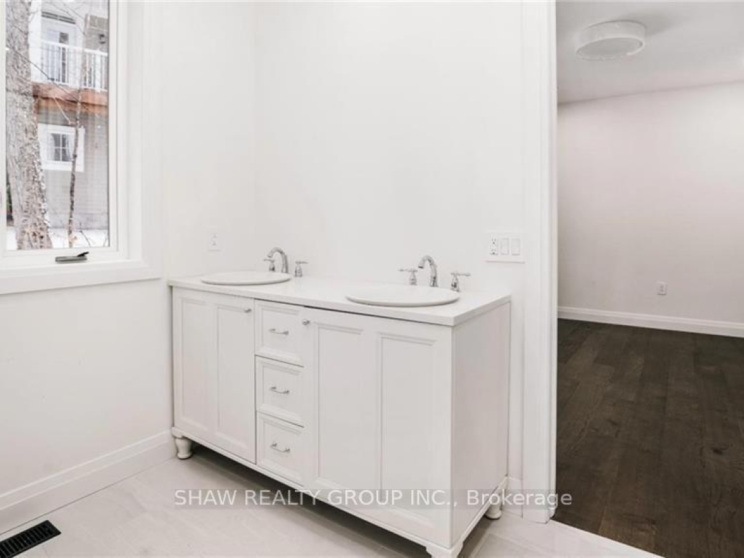 31 GLEN EAGLE COURT, 