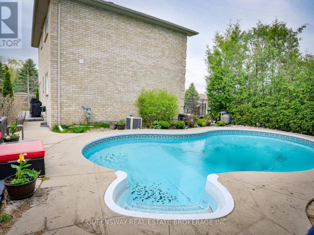 10 LEWIS DRIVE, Orillia