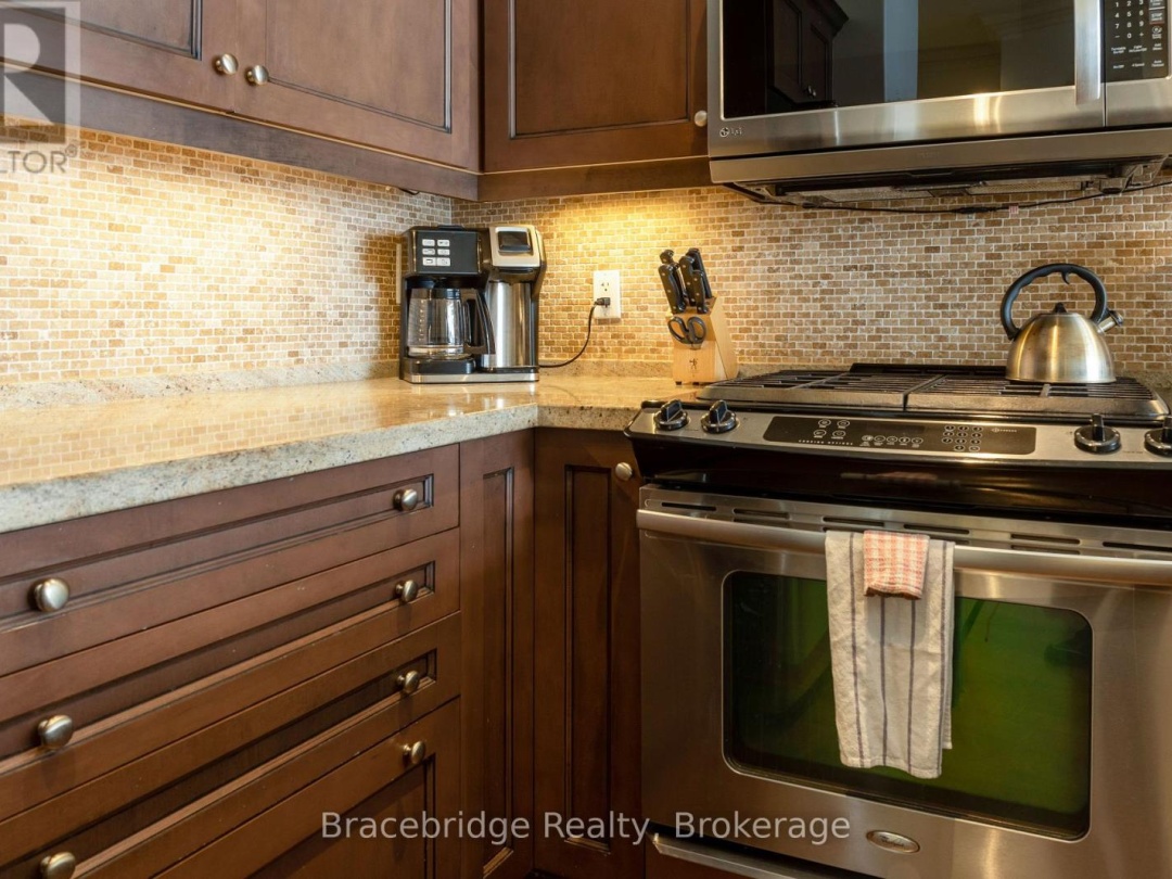 E206 D1 1869 Muskoka 118 Road W, 