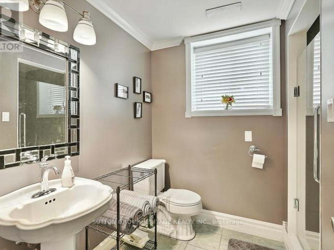 400 FRONT STREET W, 