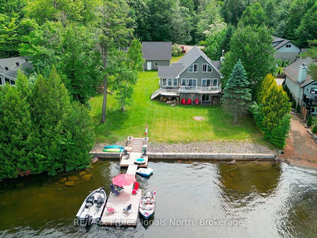 1075 COMAK CRESCENT, 
