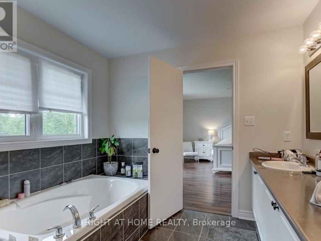 12 Masters Crescent, Georgian Bay