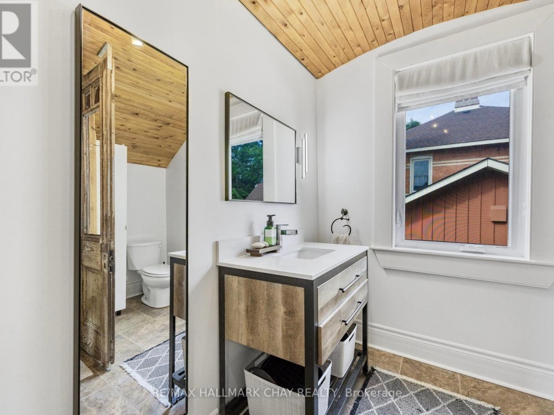 230 MISSISSAGA STREET W, 