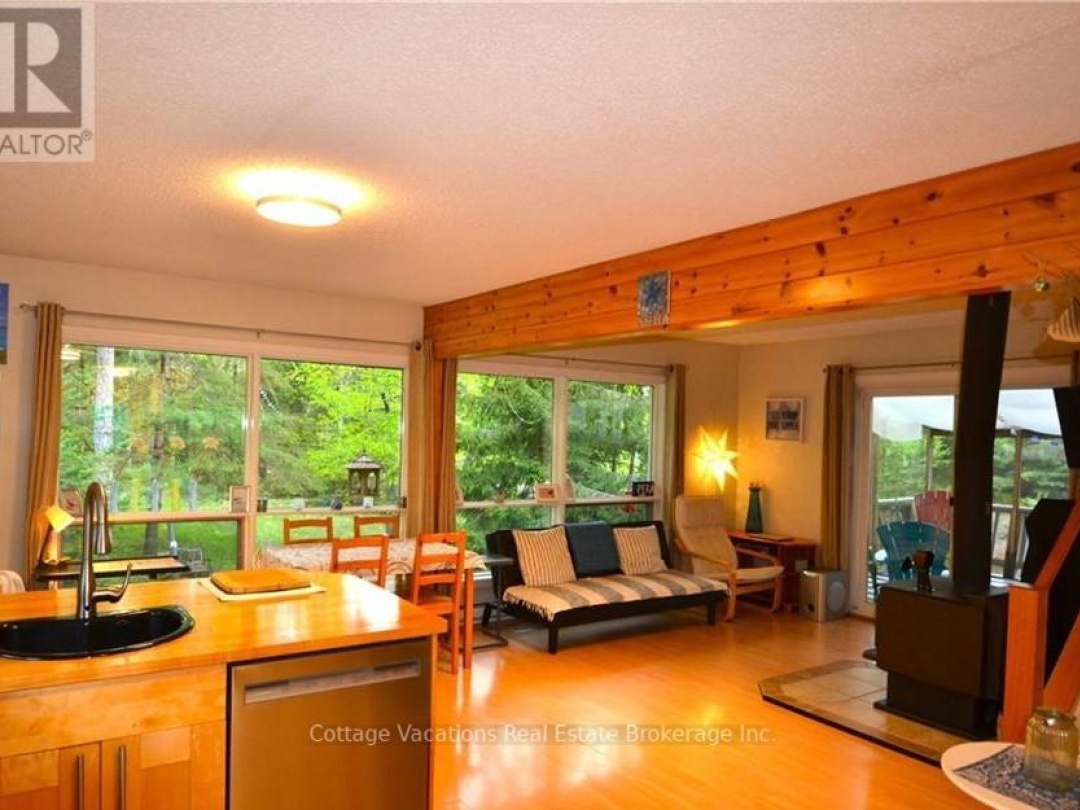 341 Old North Road, Big East Lake