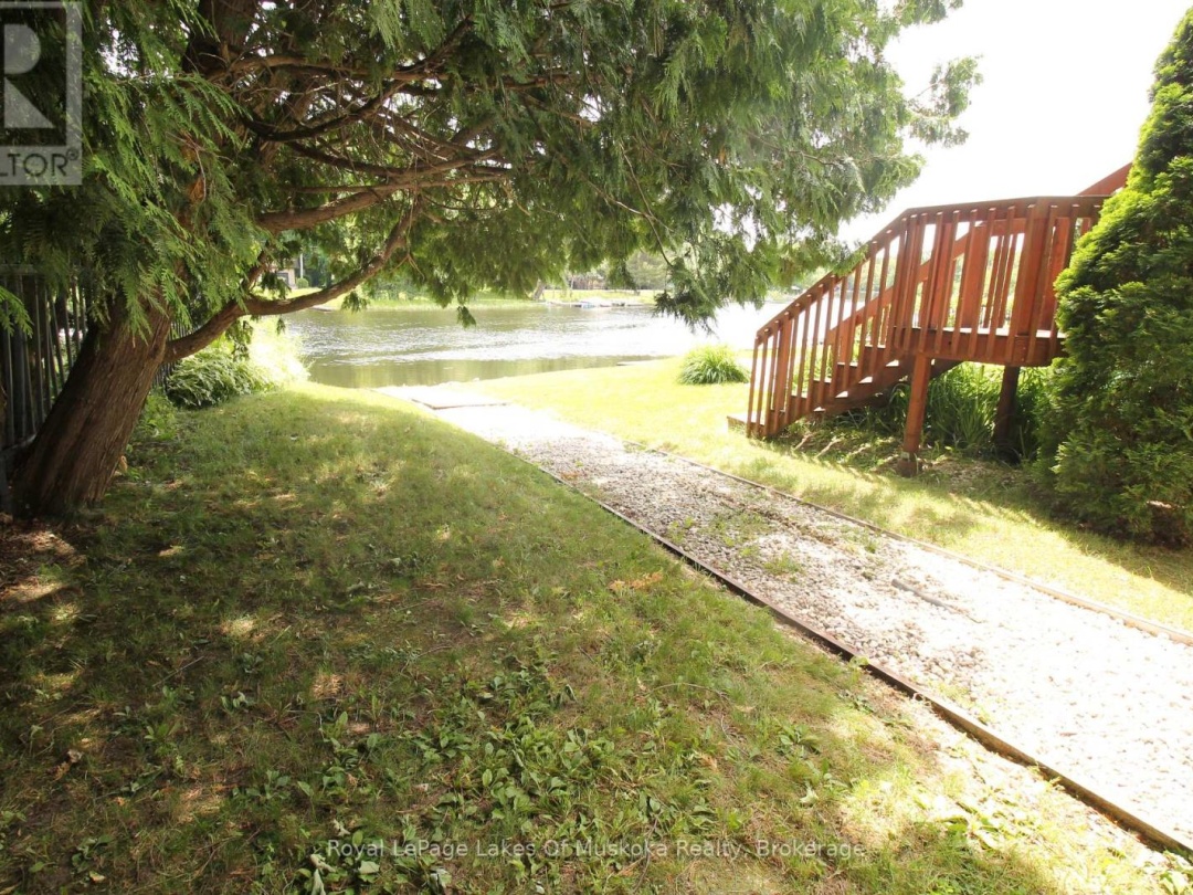1815 Peninsula Point Road, Severn Lake