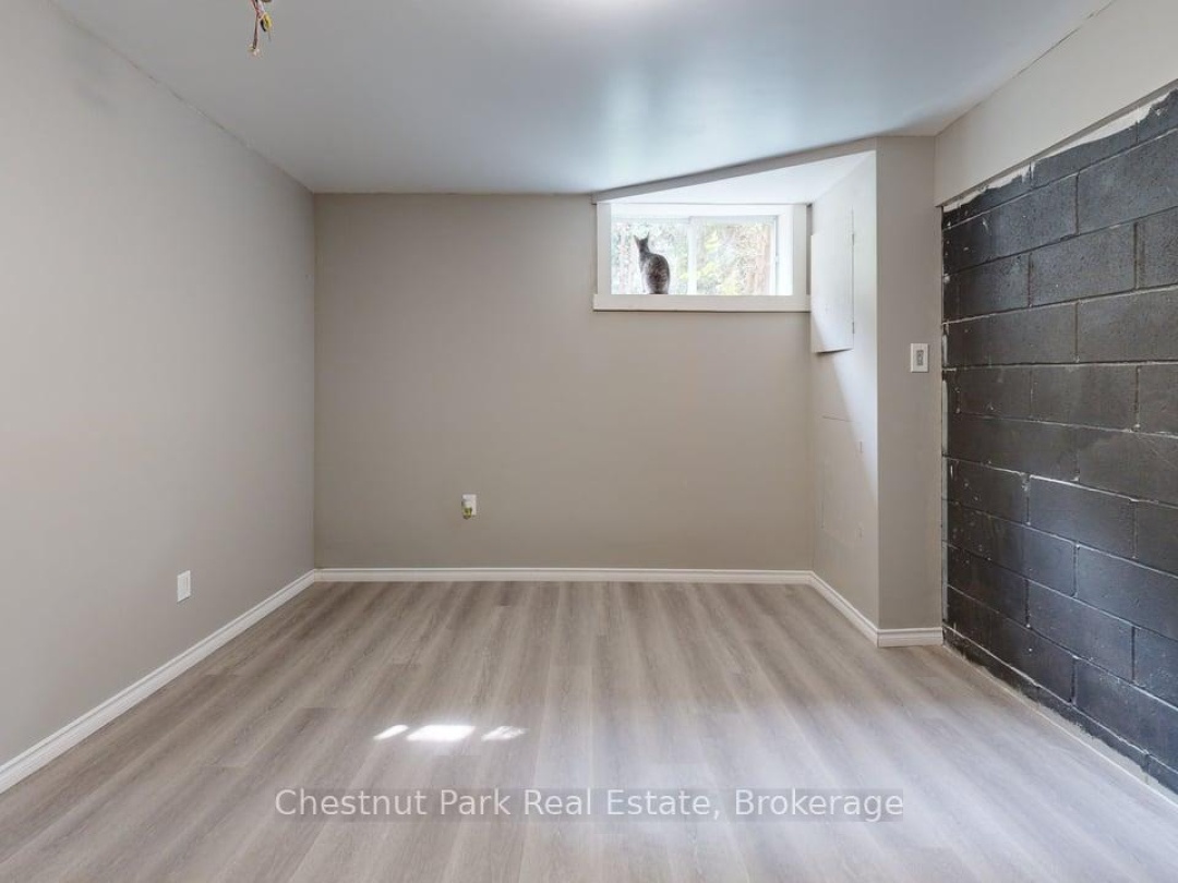 2 - 335 WELLINGTON STREET N, 