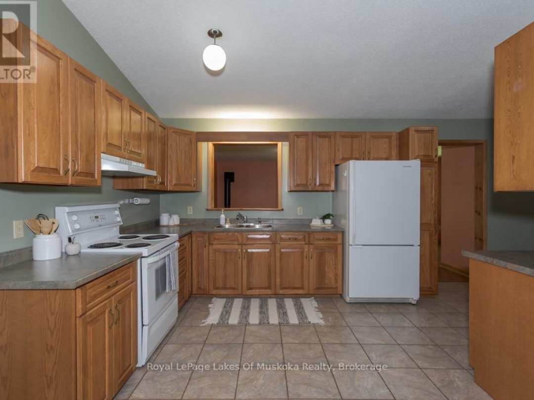 10 MUSKOKA PINES ROAD, 
