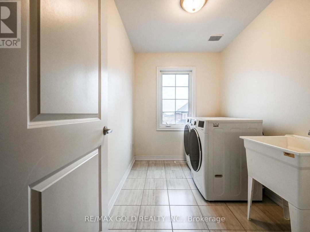 84 ATLANTIS DRIVE W, 