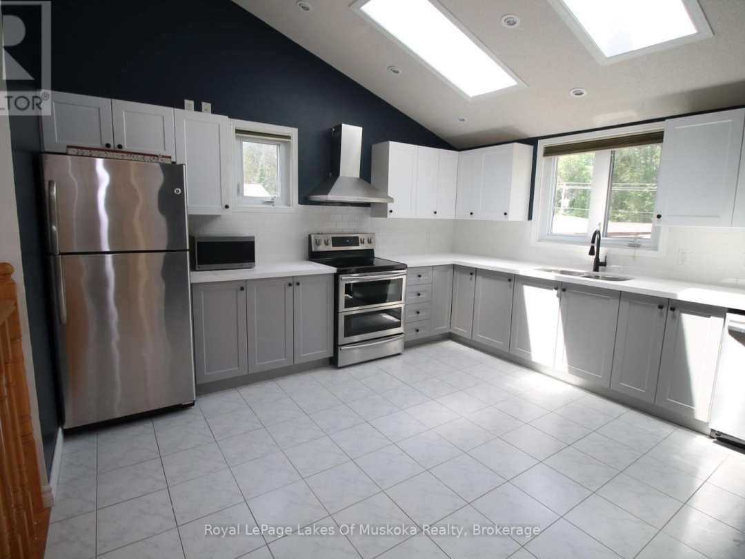 1815 Peninsula Point Road, Severn Lake