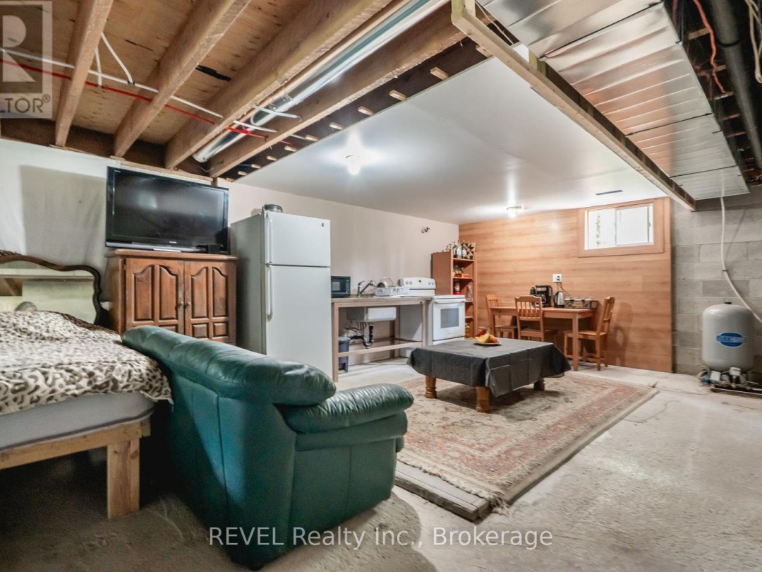 1515 LOVERING LINE, 