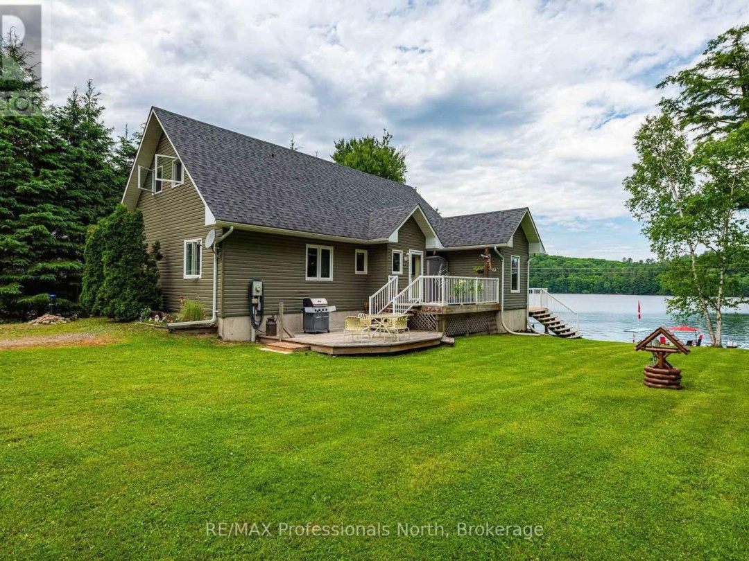 1075 COMAK CRESCENT, 