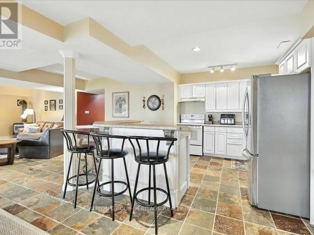 400 FRONT STREET W, 