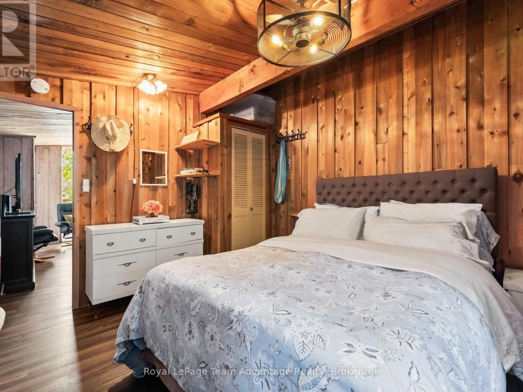 24 B717 ISABELLA ISLAND, 