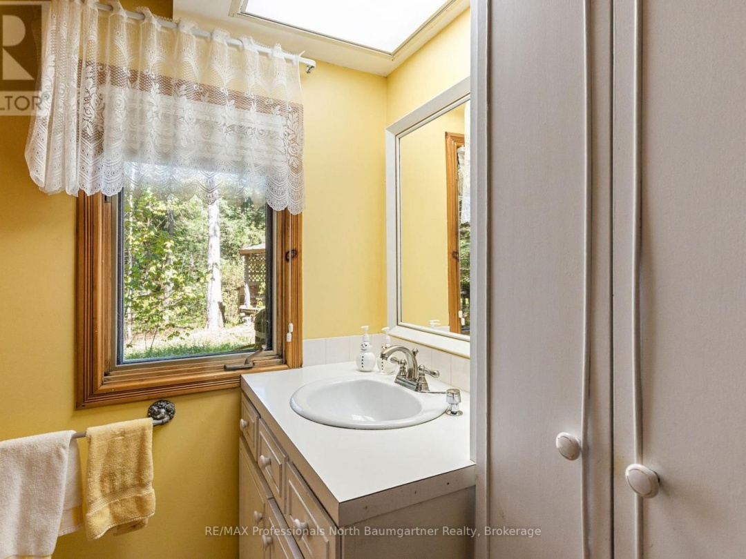 6469 Kennisis Lake Road, Kennisis Lake