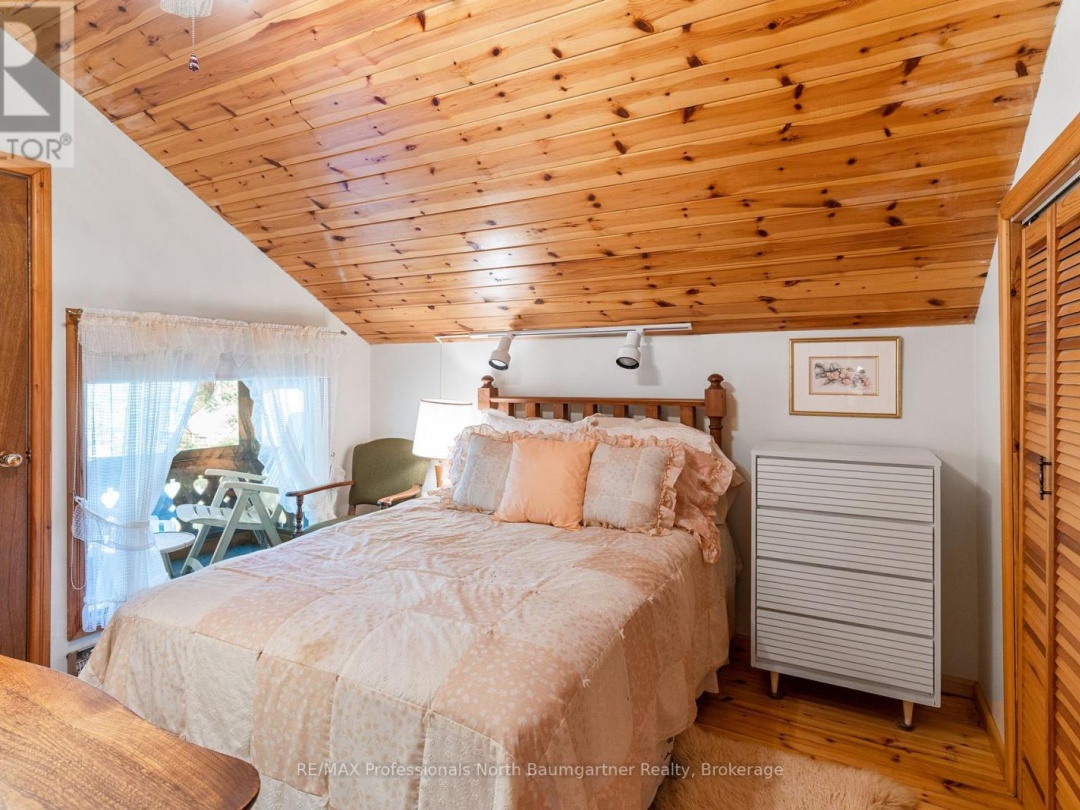 6469 Kennisis Lake Road, Kennisis Lake