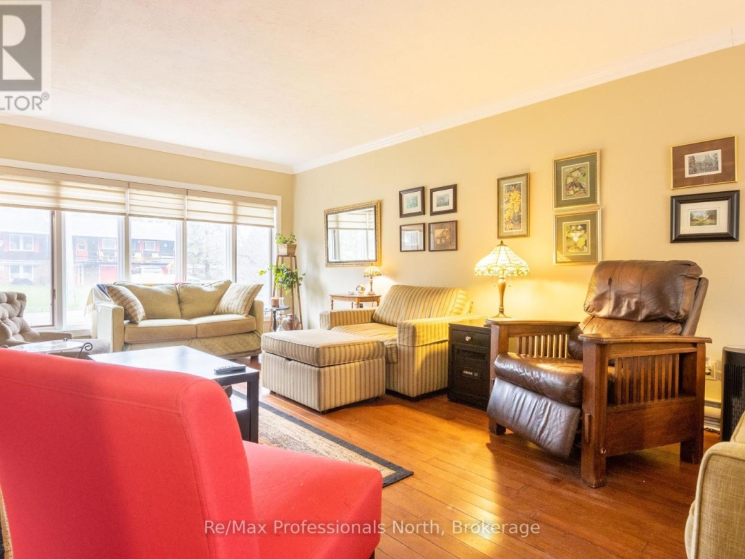 80 Invergordon Avenue, Gull Lake