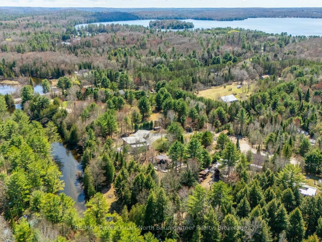 1065 Cloverleaf Road, Kennisis Lake