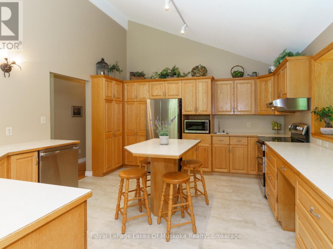 1020 AMELIA CRESCENT, 