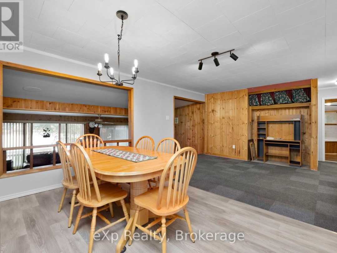 36 Roberts Lake Road E, Roberts Lake