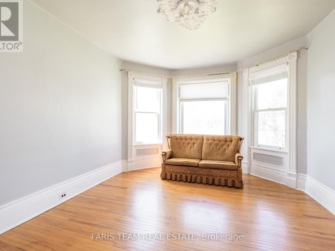 9 BORLAND STREET E, 