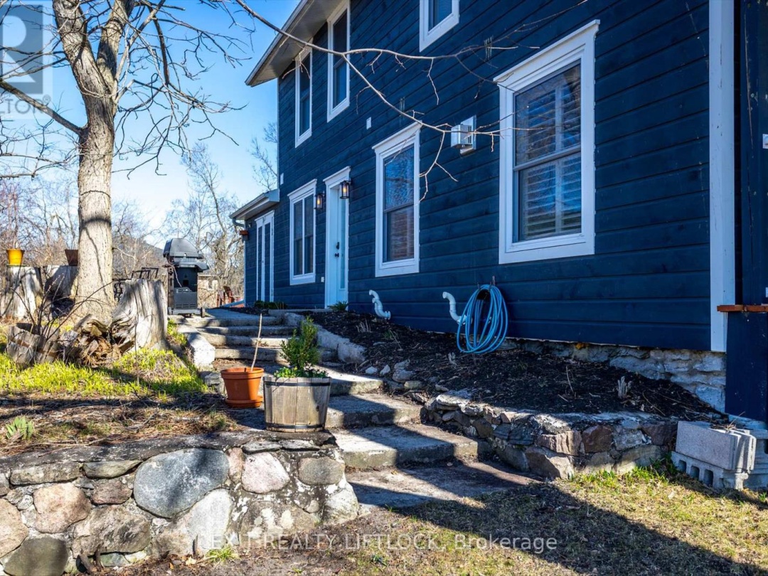 64 Front Street E, Pigeon Lake
